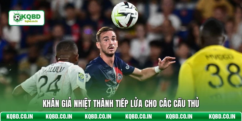 Khán giả nhiệt thành tiếp lửa cho các cầu thủ